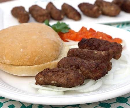  Cevapi: Une symphonie de saveurs épicées grillées à la perfection dans les rues animées de Wilayah