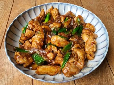   Le Poulet au Gingembre de Qingyuan : Une Explosion d'Épices qui danse sur les Papilles !