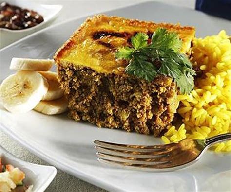   Bobotie: Un Plat Sud-Africain à la Richesse Épicée qui Mélange Savamment les Textures Douces et Croquantes!