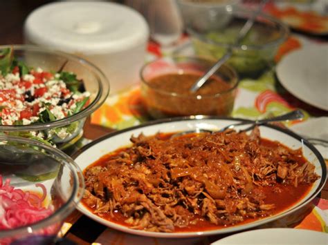  Cochinita Pibil: Un plat mésoaméricain qui marie à la perfection la douceur du porc et l’acidité des agrumes!