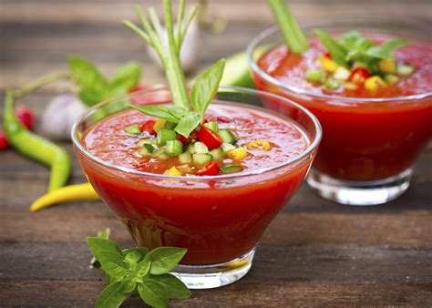  Gazpacho Andalou: Une Soupe Froide et Fraîche à la Couleur de l'Été!