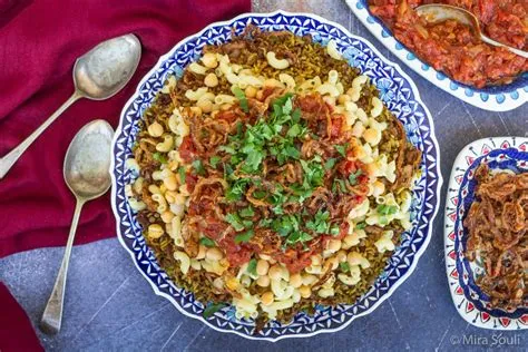  Koshari! Un plat égyptien réconfortant qui marie textures crémeuses et épices envoûtantes.