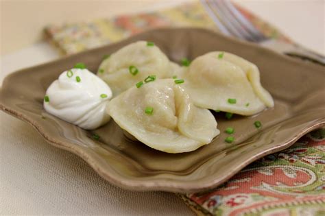  Pelmeni: Une explosion de saveurs savoureuses enveloppée dans une pâte moelleuse!